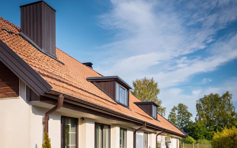 Sätta upp hängrännor & stuprör på villa. Angered, Sörbacken