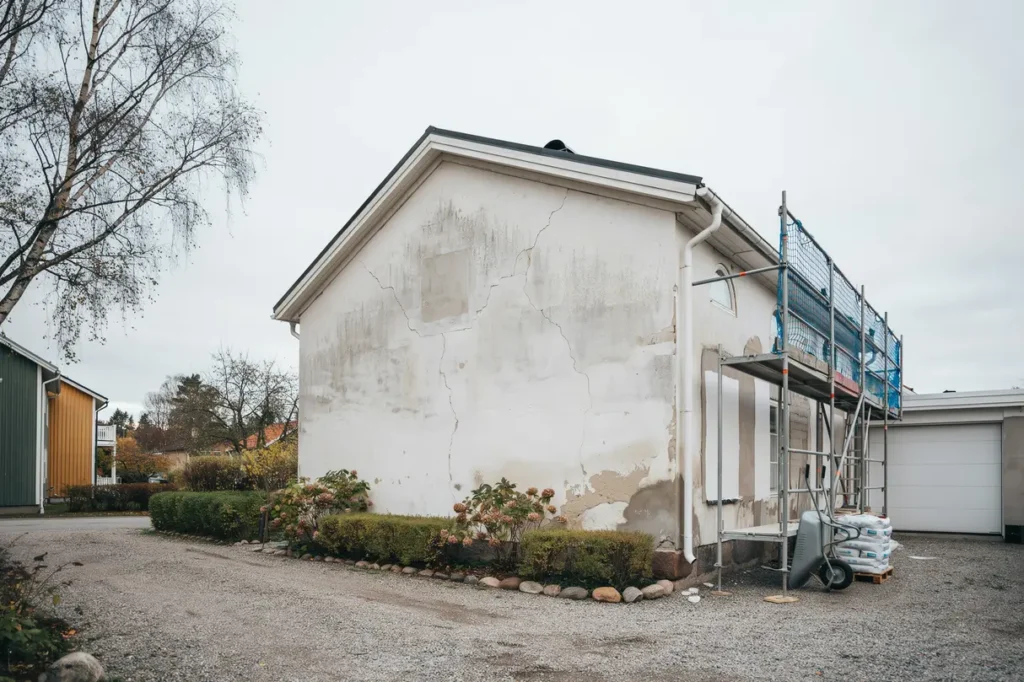 fasadrenovering och putsad fasad tecken p slitage vanliga tg rder och hur du bevarar husets v rde