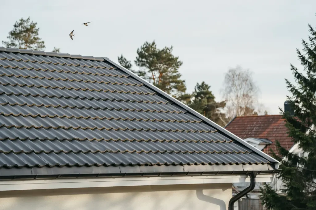takrenovering med montering av nockband p villa i floda